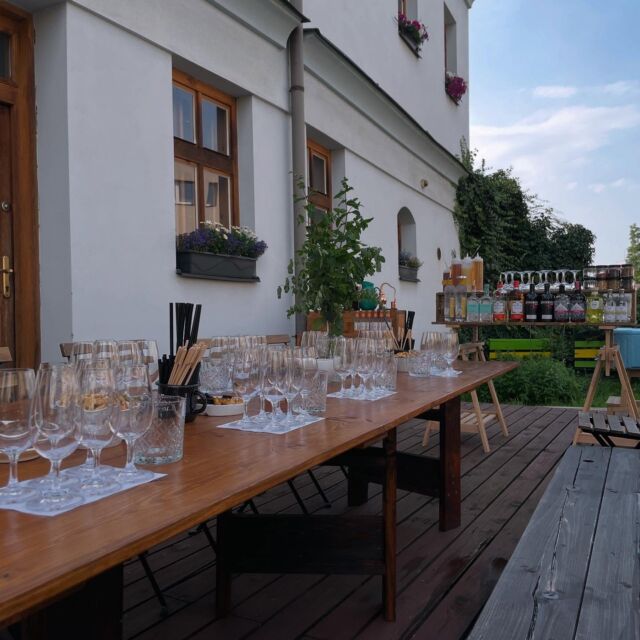 ⏳🍹🧊Degustace ginu se blíží a my už se připravujeme abychom Vám naservírovali unikátní zážitek. Tentokrát jsme využili darů beskydských luk a vyrobili speciální bitter do drinků z ginu. 🍹
📅 Termíny na degustace ginu naleznete na našem webu:
www.alter-ego.cz/udalosti
#alterego #degustace #gin #beskydy #degustaceginu #bitter #cocktail #frydekmistek #farni20 #